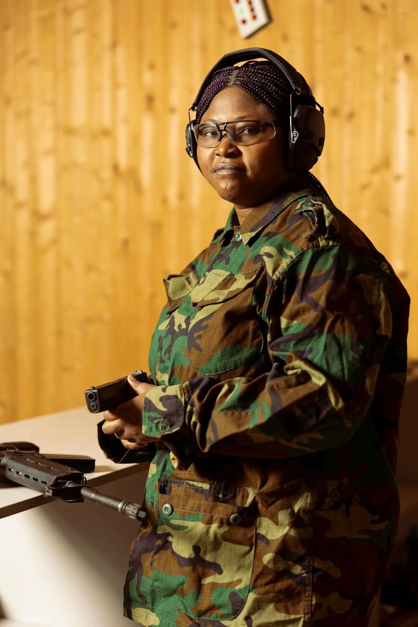 Porträt eines Soldaten der Armee, der auf dem Schießstand trainiert und den Umgang mit einer Pistole lernt.