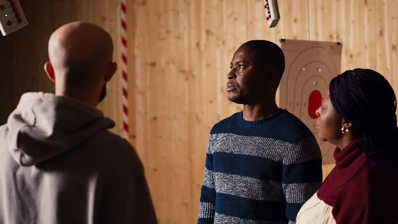 Ein Schießstand-Ausbilder erläutert Kunden das Bullseye-Wertungssystem.